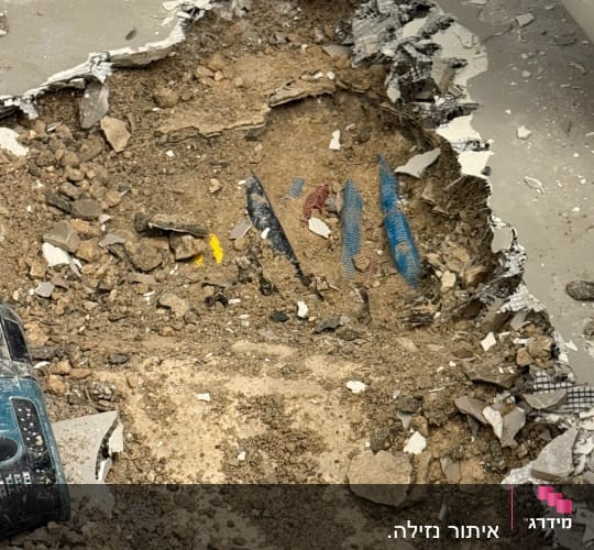 חשיפת צנרת מים מתחת לרצפה במהלך עבודת איתור נזילה